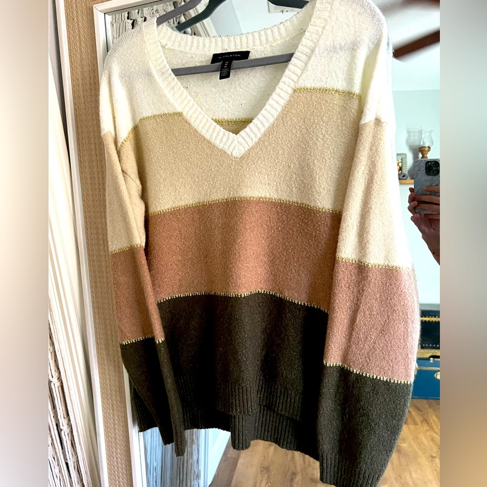 Women’s Halston vneck knit sweater